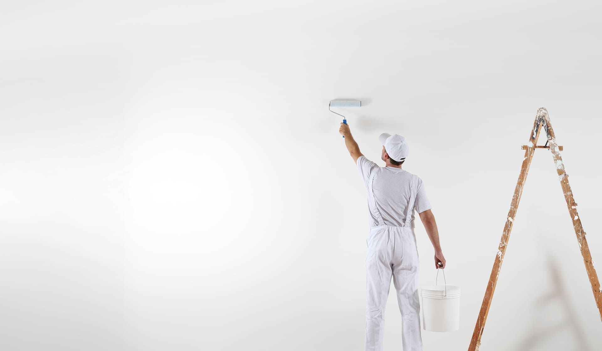 Ein Maler streicht die Wand